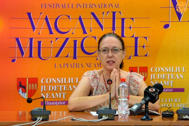 Directorul artistic al festivalului, prof. Mihaela Spiridon la Conferință de presa 50 de Ediții de Vacanțe Muzicale la Piatra-Neamț